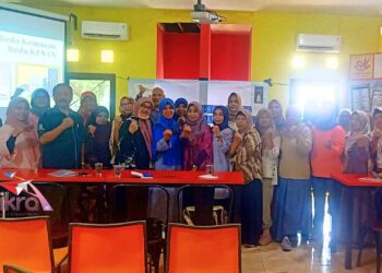 Dosen STIE Malangkuçeçwara bersama para pelaku UMKM Kampoeng Kajoetangan serta Super Heru berfoto bersama usai kegiatan Pangabdian Kepada Masyarakat (Foto : Redaksi Indikraf)