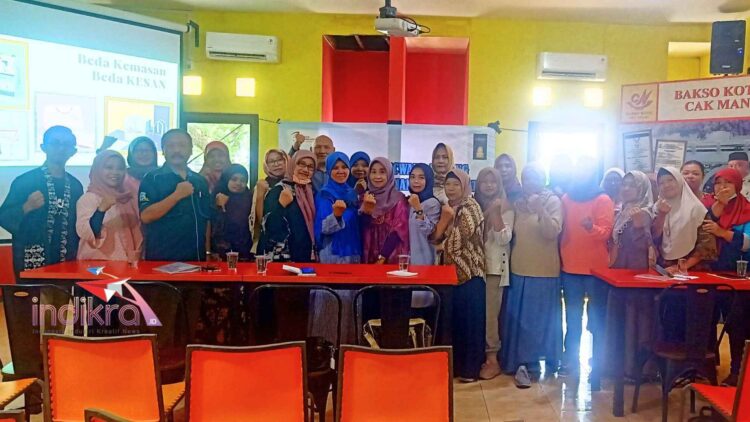 Dosen STIE Malangkuçeçwara bersama para pelaku UMKM Kampoeng Kajoetangan serta Super Heru berfoto bersama usai kegiatan Pangabdian Kepada Masyarakat (Foto : Redaksi Indikraf)