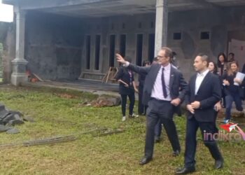 Duta Besar Inggris untuk Indonesia dan Timor Leste, Dominic Jermey, CVO, OBE, saat meninjau pembangunan King's College London di kawasan KEK Singhasari bersama CEO KEK Singhasari David Santoso (Foto : Red)