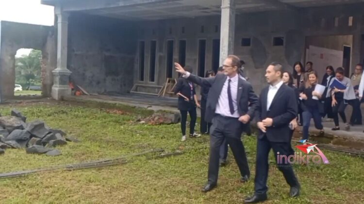 Duta Besar Inggris untuk Indonesia dan Timor Leste, Dominic Jermey, CVO, OBE, saat meninjau pembangunan King's College London di kawasan KEK Singhasari bersama CEO KEK Singhasari David Santoso (Foto : Red)