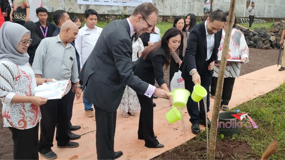 Duta Besar Inggris untuk Indonesia dan Timor Leste, Dominic Jermey, CVO, OBE, bersama-sama menyiram pohon yang baru saja ditanamnya di lokasi pembangunan King's College London yang ada di kawasan KEK Singhasari (Foto : Red)