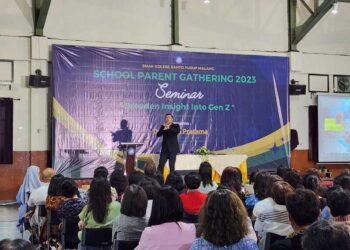 Dosen UNES yang juga motivator dan influencer yakni Dr Hendi Pratama menjadi pemateri Seminar Parenting di SMAK Kosayu Malang (Foto : Red)