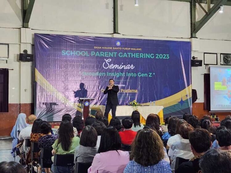Dosen UNES yang juga motivator dan influencer yakni Dr Hendi Pratama menjadi pemateri Seminar Parenting di SMAK Kosayu Malang (Foto : Red)