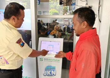 Salah satu Peserta JKN BPJS Kesehatan mencoba layanan ANjungan Mandiri (AMAN) di Kantor BPJS Kesehatan Cabang Malang hari ini (Foto Ist)