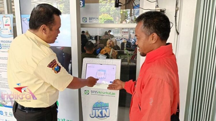 Salah satu Peserta JKN BPJS Kesehatan mencoba layanan ANjungan Mandiri (AMAN) di Kantor BPJS Kesehatan Cabang Malang hari ini (Foto Ist)