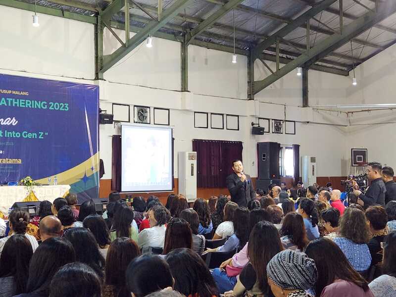 Orang tua siswa sangat antusias mengikuti seminar parenting yang digelar SMAK Kosayu dengan menghadirkan Dr Hendi Pratama (Foto : Red)