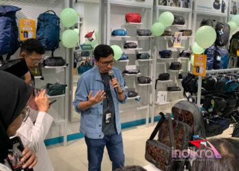 Chief Designer Torch, Hanafi Salman saat menjelaskan produk-produk Torch dalam sesi official store tour usai peresmian official store Torch di kota Malang (Foto : Redaksi)