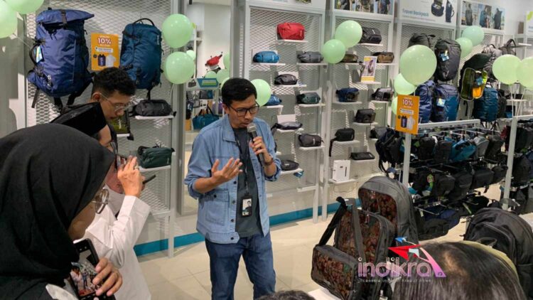 Chief Designer Torch, Hanafi Salman saat menjelaskan produk-produk Torch dalam sesi official store tour usai peresmian official store Torch di kota Malang (Foto : Redaksi)