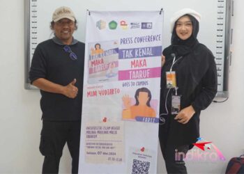Penulis Novel 'Tak kenal Maka Ta'aruf' Mim yudiarto bersama Whida Rositama, M.Hum seorang dosen fakultas Humaniora UIN Maliki Malang yang menjadi penulis Skenario Film Layar Lebar yang diadaptasi dari novel tersebut (Foto : Redaksi)