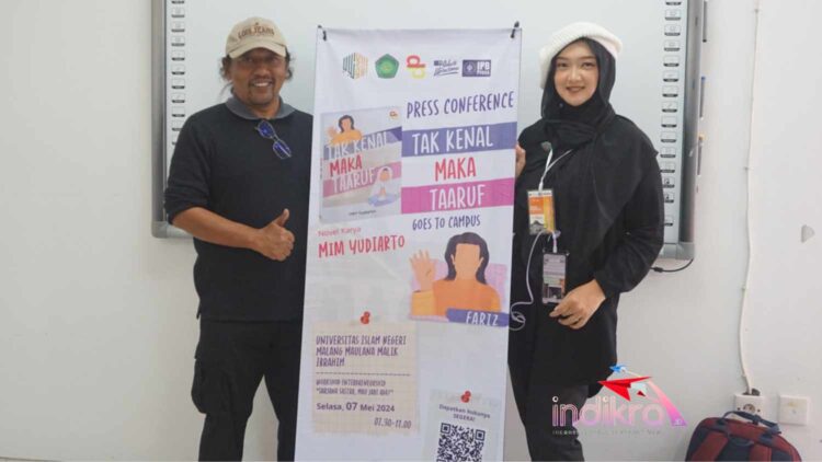 Penulis Novel 'Tak kenal Maka Ta'aruf' Mim yudiarto bersama Whida Rositama, M.Hum seorang dosen fakultas Humaniora UIN Maliki Malang yang menjadi penulis Skenario Film Layar Lebar yang diadaptasi dari novel tersebut (Foto : Redaksi)