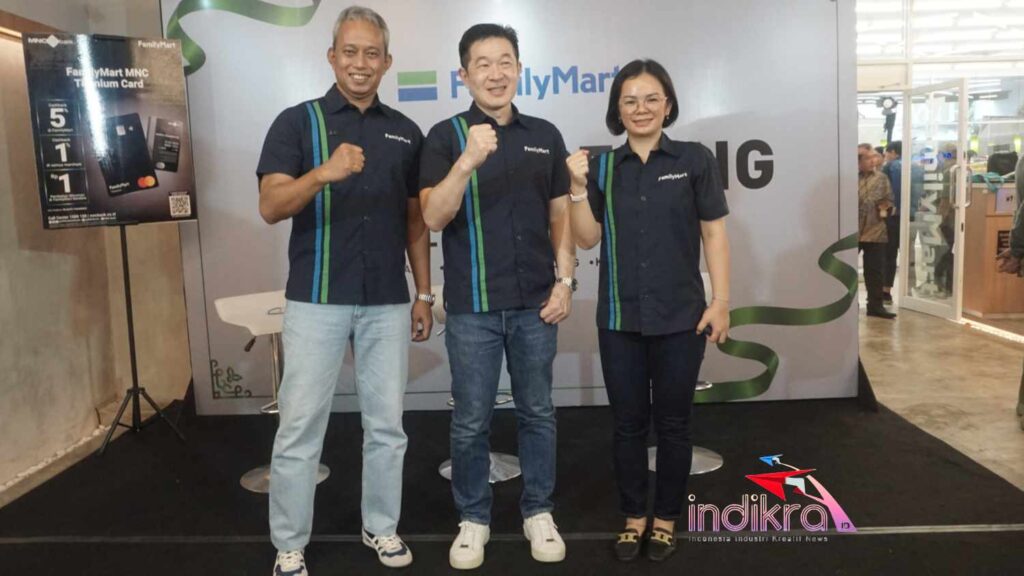 CEO FamilyMart Indonesia, Wirry Tjandra (tengah) saat hadir dalam peresmian empat gerai FamilyMart di Kota Malang