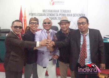 Sam HC dan Risky Boncel bersama Tim Kuasa Hukumnya usai sidang Pembacaan Putusan yang mengabulkan sebagian permohonan Sam HC ke Bawaslu Kota Malang