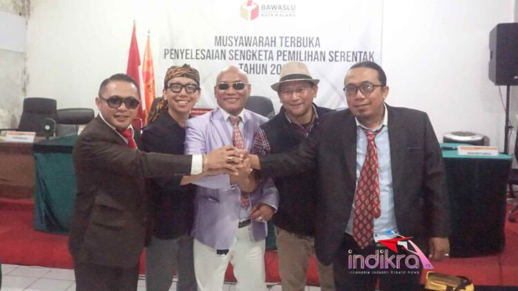 Sam HC dan Risky Boncel bersama Tim Kuasa Hukumnya usai sidang Pembacaan Putusan yang mengabulkan sebagian permohonan Sam HC ke Bawaslu Kota Malang