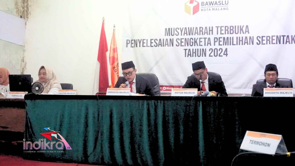 Majelis Hakim Musyawarah Terbuka PenyelesaianSengketa Pemilihan Serentak 2024 di Kantor Bawaslu Kota malang membacakan Putusan Sidang 