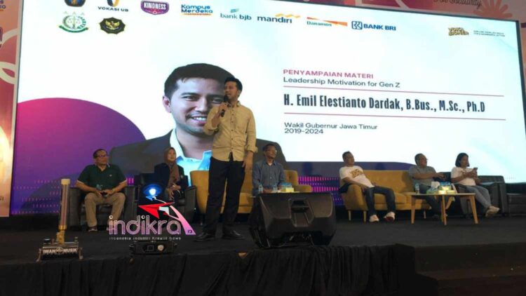 Wakil Gubernur Jawa Timur, H. Emil ElestiantoDardak, B.Bus., M.Sc., Ph.D menjadi salah satu narasumber dalam kegiatan PKKMAba Fakultas Vokasi Universitas Brawijaya (Foto : Red)