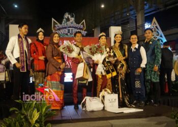 Miss Whida saat di atas panggung bersama para Juara Pemilihan Duta Budaya Jawa Timur tahun 2024 ini (Foto: Redaksi)