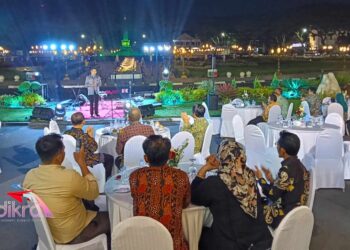 Peserta Lokakarya Nasional tentang Pembangunan Berkelanjutan yang digelar Universitas Negeri Malang berada di Halaman Balaikota Malang untuk dijamu makan malam oleh Pemkot Malang malam tadi (Foto : Redaksi)