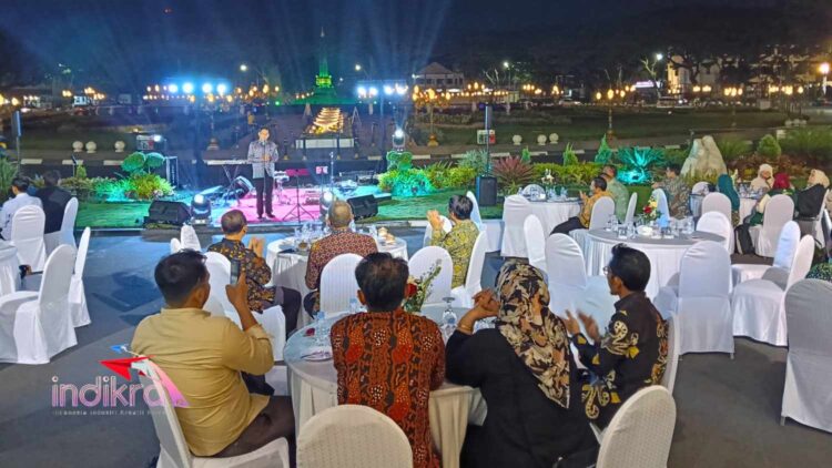 Peserta Lokakarya Nasional tentang Pembangunan Berkelanjutan yang digelar Universitas Negeri Malang berada di Halaman Balaikota Malang untuk dijamu makan malam oleh Pemkot Malang malam tadi (Foto : Redaksi)
