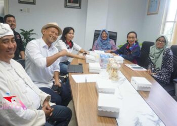 Paslon Sam HC-Ganis Rumpoko saat berdialog dengan Kepala Bappeda Kota Malang dan Staf Ahli Pemkot Malang guna mencari data terkait RPJMD Kota Malang (Foto : Redaksi)