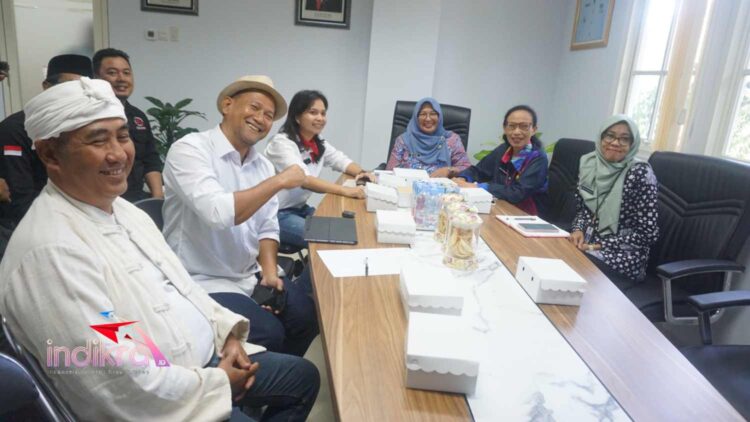 Paslon Sam HC-Ganis Rumpoko saat berdialog dengan Kepala Bappeda Kota Malang dan Staf Ahli Pemkot Malang guna mencari data terkait RPJMD Kota Malang (Foto : Redaksi)