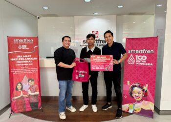 (ki-ka) Jimmy Tambunan, Regional Head South East Java Bali Nusra; Pelanggan Smartfren Hamdan; Andrew Sardana Regional Gallery and Modern Channel (Foto : Ist)