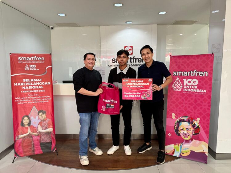 (ki-ka) Jimmy Tambunan, Regional Head South East Java Bali Nusra; Pelanggan Smartfren Hamdan; Andrew Sardana Regional Gallery and Modern Channel (Foto : Ist)