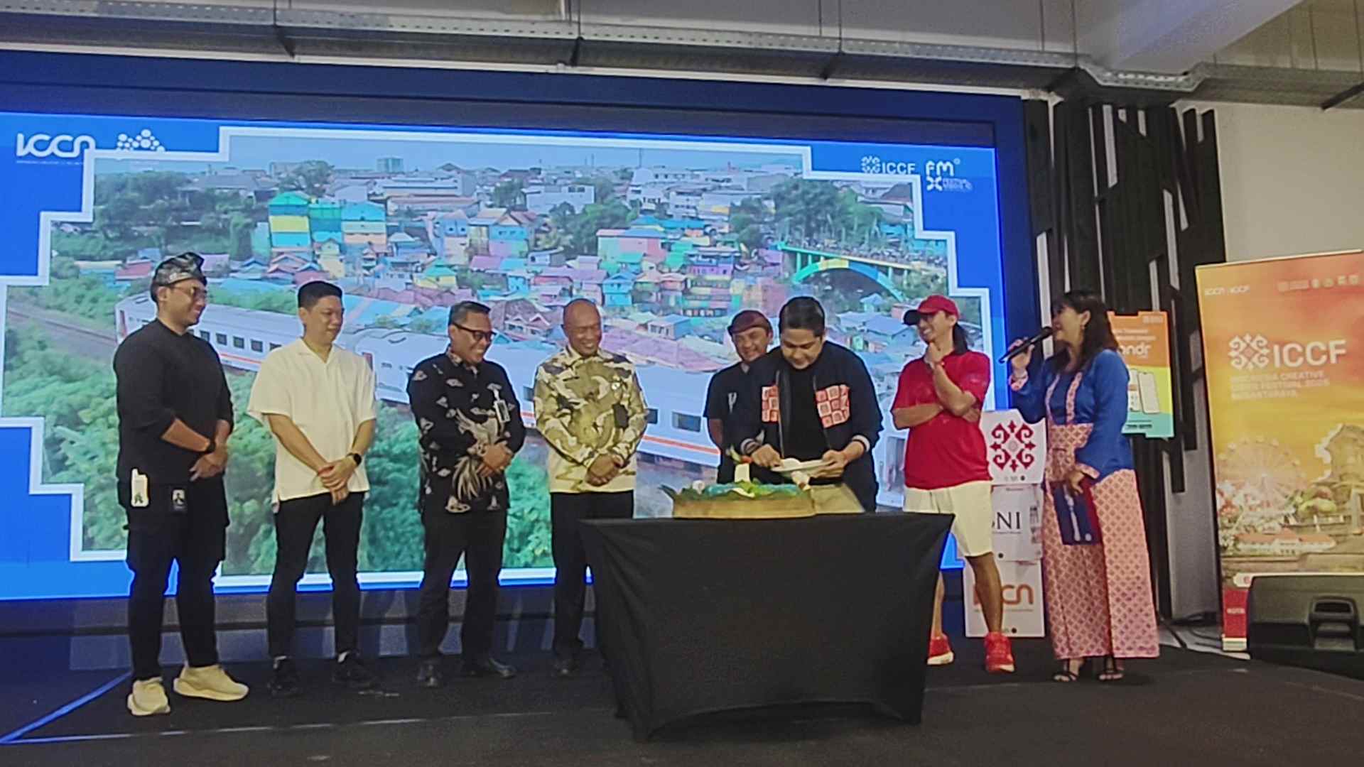 Salah satu kordinator MCF yang juga Ketua OC ICCF 2025, Vicky Arief tengah memotong tumpeng sebagai wujud rasa syukur terlaksananya FMX 2025